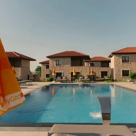 Elevres Stone House 于尔居普